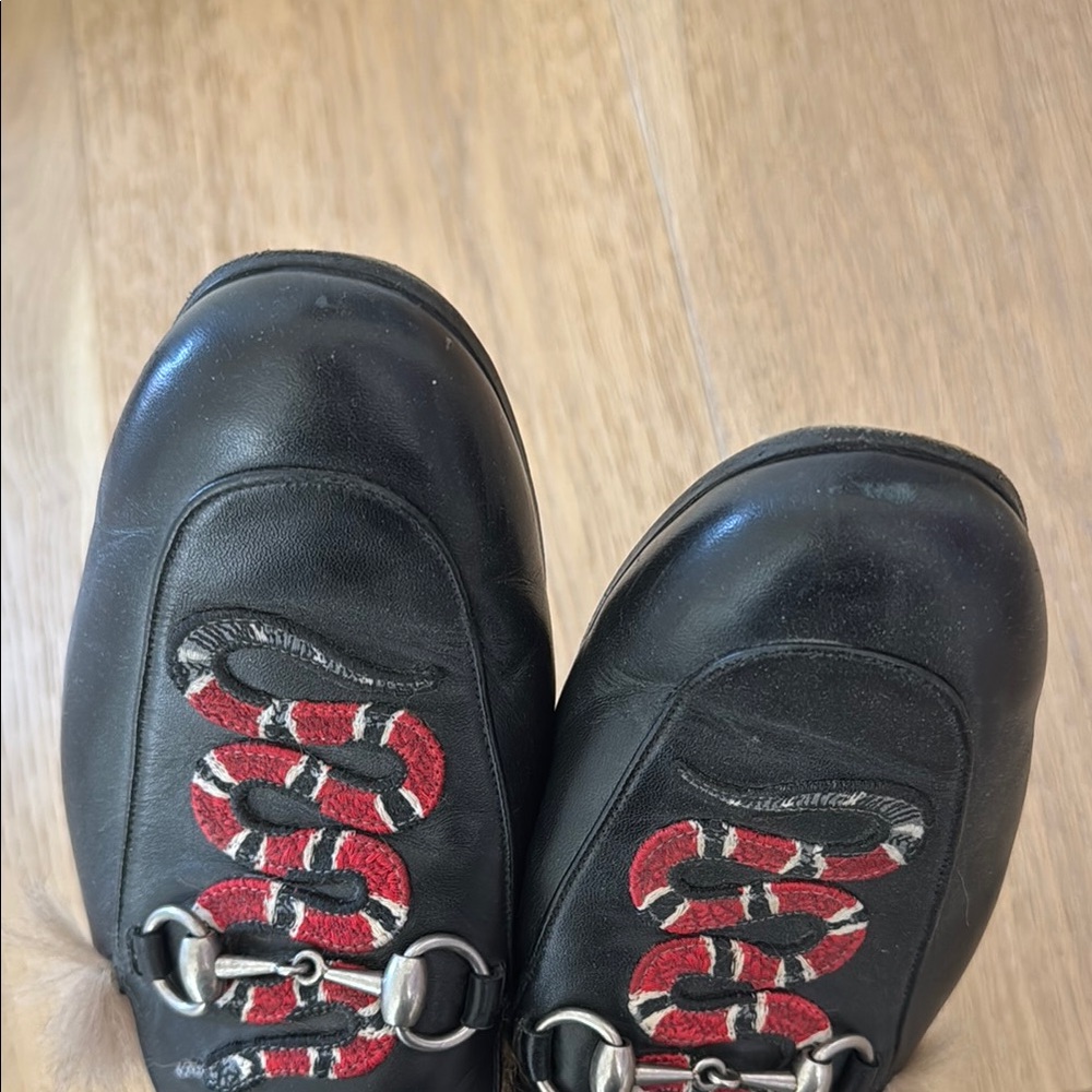 Gucci Black Leather Fur-Trim Mules with Red Snake Embroidery - Picture 6 of 7